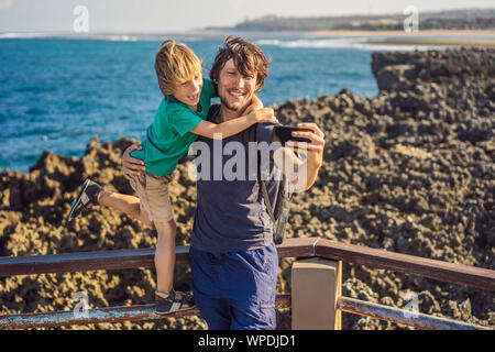 Vater und Sohn Reisende auf erstaunliche Waterbloom Nusadua, Brunnen, Insel Bali Indonesien. Mit Kindern unterwegs Konzept Stockfoto