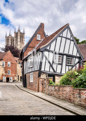 Vom 2. Juli 2019: Lincoln, Lincolnshire, Großbritannien - schiefe Fachwerkhaus in Michaelgate, Lincoln. Stockfoto