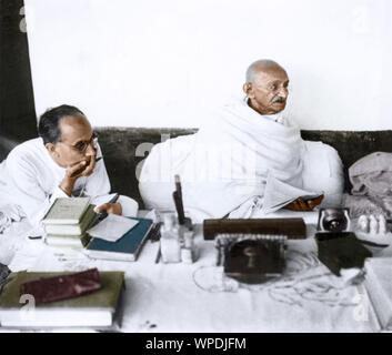 Mahatma Gandhi mit Pyarelal Nayar, Panchgani, Maharashtra, Indien, Asien, 19. Juni 1945 Stockfoto