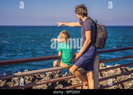 Vater und Sohn Reisende auf erstaunliche Waterbloom Nusadua, Brunnen, Insel Bali Indonesien. Mit Kindern unterwegs Konzept Stockfoto