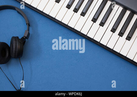 Musikalische Tastatur und Kopfhörer, Instrument Mockup, Ansicht von oben Stockfoto