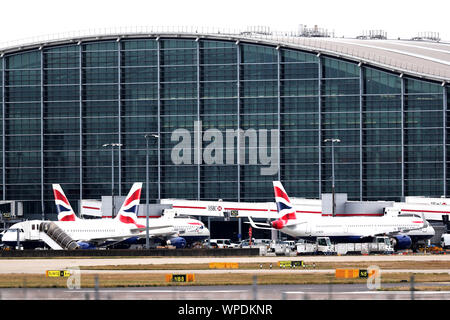 British Airways Flugzeuge am Terminal 5 am Londoner Flughafen Heathrow, London, am ersten Tag der erste Streik bei British Airways Piloten. Die 48-stündige Spaziergang in einer lange dauernden Streit um Zahlen, Krüppel werden Flüge von Montag, wodurch reisen Unterbrechungen für Zehntausende von Passagieren. PA-Foto. Bild Datum: Montag, 9. September 2019. Ein weiterer Streik ist für September 27 gesetzt, wenn die Zeile ungelöst bleibt. Siehe PA Geschichte INDUSTRIE BA. Photo Credit: PA-Kabel Stockfoto