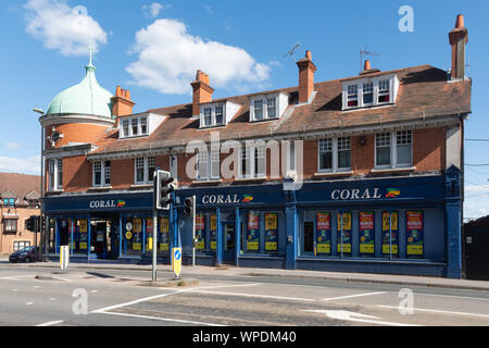 Coral Buchmacher auf der High Street im Bordon, Hampshire, Großbritannien Stockfoto