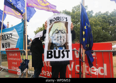 London, Großbritannien. 9 Sep, 2019. Ein pro bleiben Demonstrant hält eine Abbildung von Premierminister Boris Johnson in einem keramischen Büste Credit: Amer ghazzal/Alamy leben Nachrichten Stockfoto