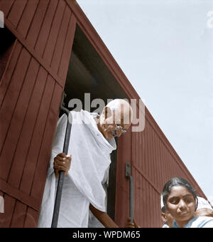 Mahatma Gandhi Aussteigen aus seinem zugabteil, Indien, Asien, 8. Januar 1946 Stockfoto