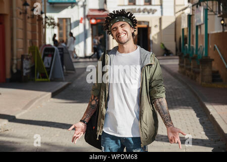Hübscher junger Mann mit Dreadlocks Frisur und Kopftuch, gangsta rap Sänger, Rapper in der Straße der Stadt. Afroamerican U-Stil. Close up Portr Stockfoto