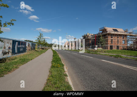 Neue Wohnsiedlung in Bordon, Hampshire, England, Großbritannien, an der Louisburg Avenue Stockfoto