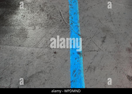 Blaue Linie auf Zerkratzt Zementboden. Stockfoto