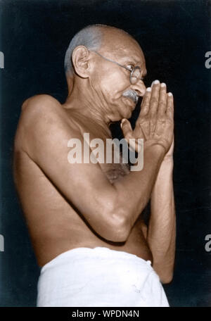 Mahatma Gandhi mit gefalteten Händen, Mumbai, Maharashtra, Indien, Asien, März 1946 Stockfoto