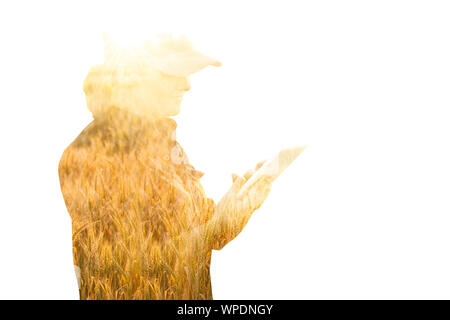 Frau Bauer mit Tablet. Doppelte Belichtung mit Weizen Feld. Smart Farming und digitale Landwirtschaft Konzept. Stockfoto