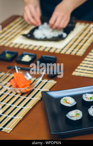 Koch Hände vorbereiten Sushi Stockfoto