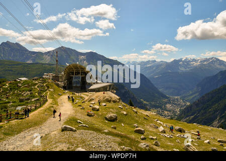 Blick auf den Pavillon Seilbahnstation der Skyway Monte Bianco mit dem Tal von Courmayeur und der Italienischen Alpen im Sommer, Aosta, Italien erhöhten Stockfoto