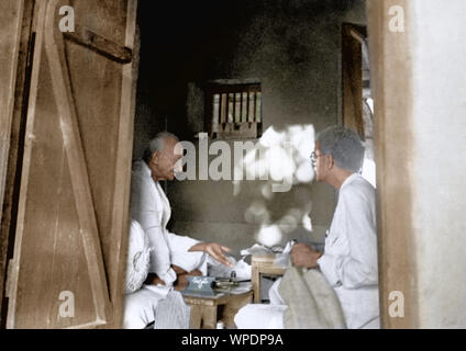 Mahatma Gandhi in seiner Hütte, Wardha, Maharashtra, Indien, Asien, Januar 1946 Stockfoto