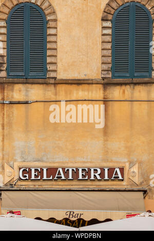 Äußere Detail einer Gelateria bar Cafe in Lucca, Toskana, Italien. Stockfoto