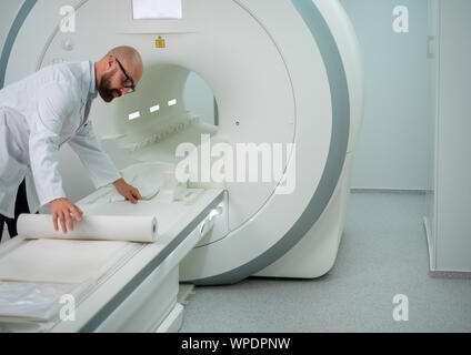 Arzt Vorbereitung MRT-Scanner in einem Krankenhaus Stockfoto