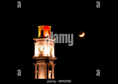 Die 2019 Partielle Mondfinsternis am Herne Bay Clock Tower an der Küste von Kent. Stockfoto