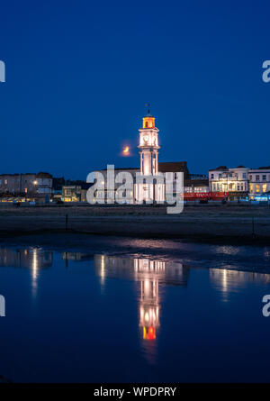 Die 2019 Partielle Mondfinsternis am Herne Bay Clock Tower an der Küste von Kent. Stockfoto