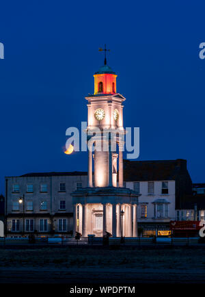 Die 2019 Partielle Mondfinsternis am Herne Bay Clock Tower an der Küste von Kent. Stockfoto