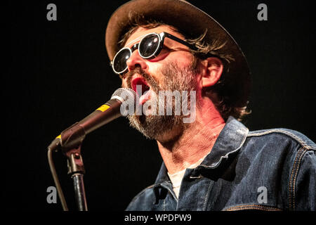 Oslo, Norwegen. Am 28. August 2019. Die US-amerikanische Rockband Eels führt ein Live Konzert am Rockefeller in Oslo. Hier Sänger, Songwriter und Musiker Mark Oliver Everett ist live auf der Bühne gesehen. (Foto: Gonzales Foto - Terje Dokken). Stockfoto