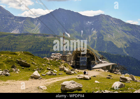 Blick auf den Pavillon Seilbahnstation der Skyway Monte Bianco in den italienischen Alpen im Sommer, Courmayeur, Aostatal, Italien Stockfoto