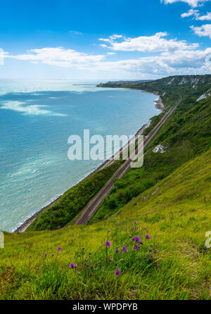 Ein Blick entlang der Küste von Kent in Richtung Folkestone von den Klippen von Dover. Stockfoto