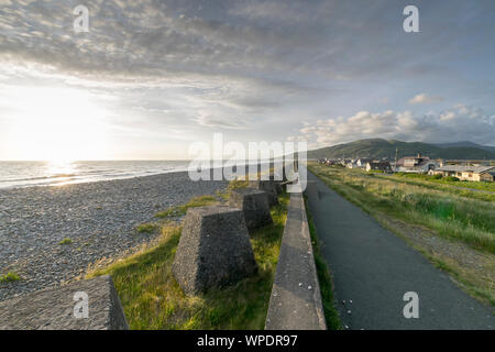 Weltkrieg 2 Panzersperren oder Drachen Zähne auf Fairbourne Beach in der Nähe von Callander in Gwynedd Mid Wales UK Stockfoto