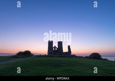 Reculver Towers an der Nord Küste von Kent während der Dämmerung. Stockfoto