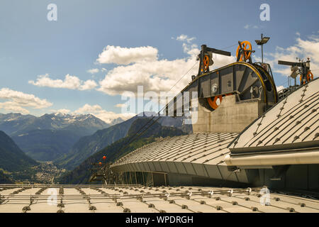 Details des Engineering Mechanismus der Pavillon Seilbahnstation der Skyway Monte Bianco über dem Tal von Courmayeur, Aostatal, Alpen, Italien Stockfoto