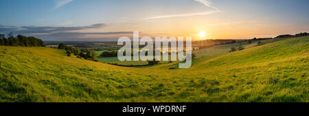 Eine schöne englische Landschaft Szene auf der Kent Downs AONB bei Sonnenuntergang. Stockfoto