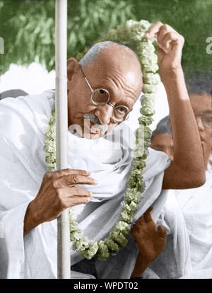 Mahatma Gandhi entfernen Girlande im East Bengal, Bangladesch, Asien, November 1946 Stockfoto