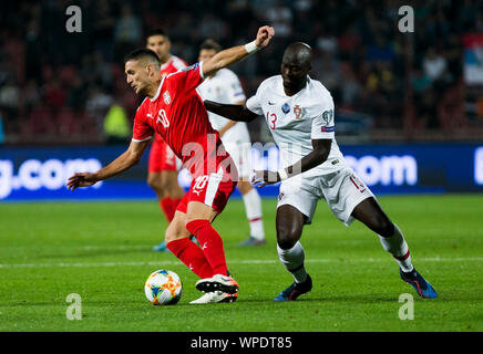 Dusan Tadic von Serbien konkurriert gegen Danilo von Portugal Stockfoto