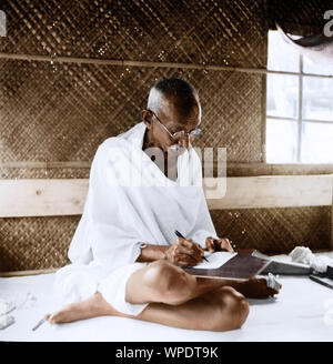 Mahatma Gandhi sitzen und schreiben in seiner Hütte, Bangladesch, Asien, November 1946 Stockfoto