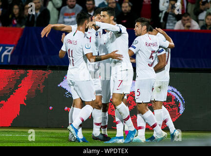 Goncalo Guedes von Portugal feiert nach seinem Ziel zählen für 0-2 in der 58. Minute mit seinem Teamkollegen Stockfoto