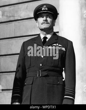 LAURENCE OLIVIER Portrait als Air Chief Marshal Sir Hugh Dowding SCHLACHT VON GROSSBRITANNIEN 1969 Regisseur Guy Hamilton Produzenten Harry Saltzman und Benjamin Fisz Spitfire Produktionen/United Artists Stockfoto