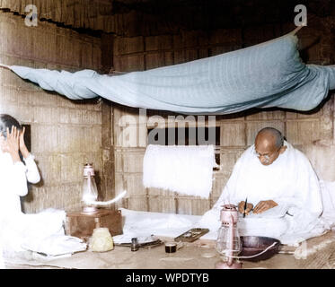 Mahatma Gandhi sitzen Schreiben in seiner Hütte, Assam, Indien, Asien, Dezember 1946 Stockfoto