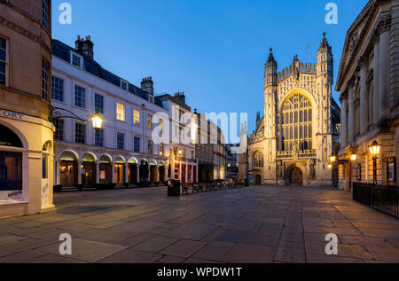 Den historischen Platz außerhalb von Bath Abbey und die Römischen Bäder in der Abenddämmerung. Stockfoto