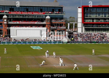 Manchester, Großbritannien. 8. September 2019. Warum nicht Labuschagne von Australien nimmt eine Verriegelung Joe Denly von England aus dem Bowling von Nathan Lyon bei Tag 5 der 4 Specsavers Asche Test Match zu entlassen, in Old Trafford Cricket Ground, Manchester, England. Credit: Cal Sport Media/Alamy leben Nachrichten Stockfoto