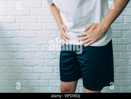 Der Mensch leiden Magenschmerzen. Durchfall, Krämpfe und Bauchschmerzen. Stockfoto