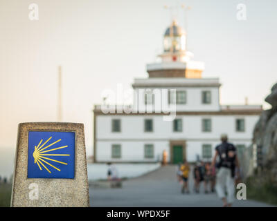 Markierung von 0 km in Santiago in Kap Finisterre mit Finisterre ligthouse in Spanien Stockfoto