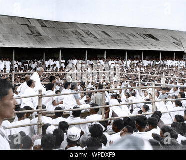 Mahatma Gandhi in der Sitzung nach Hindu Muslim Ausschreitungen, East Bengal, Indien, Asien, November 1946 Stockfoto