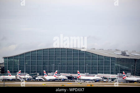 British Airways Flugzeuge am Terminal 5 am Londoner Flughafen Heathrow, London, am ersten Tag der erste Streik bei British Airways Piloten. Die 48-stündige Spaziergang in einer lange dauernden Streit um Zahlen, Krüppel werden Flüge von Montag, wodurch reisen Unterbrechungen für Zehntausende von Passagieren. Stockfoto