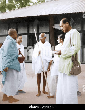 Mahatma Gandhi Leute treffen nach Hindu Muslim Ausschreitungen, East Bengal, Indien, Asien, Januar 1947 Stockfoto