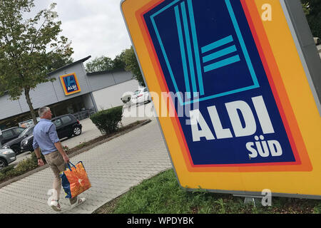 Dirnsmaning, Deutschland. 06 Sep, 2019. Shopping bei Aldi, Kunden Spaziergänge über den Parkplatz von ALDI SÜD zu speichern. ALDI Süd, Lebenswithtel Discounter, Zeichen, Logos, Firmenzeichen, speichern. Parken, | Verwendung der weltweiten Kredit: dpa/Alamy leben Nachrichten Stockfoto