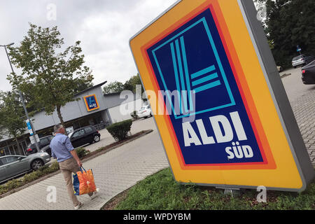 Dirnsmaning, Deutschland. 06 Sep, 2019. Shopping bei Aldi, Kunden Spaziergänge über den Parkplatz von ALDI SÜD zu speichern. ALDI Süd, Lebenswithtel Discounter, Zeichen, Logos, Firmenzeichen, speichern. Parken, | Verwendung der weltweiten Kredit: dpa/Alamy leben Nachrichten Stockfoto