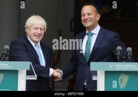 Dublin, Irland. 9 Sep, 2019. Boris Johnson in Dublin für Brexit spricht. L und R. Taoiseach und Fine Gael Chef Leo Varadkar schüttelt Hände mit dem britischen Premierminister Boris Johnson im Regierungsgebäude in Dublin. Sie sind sowohl über die nordirischen Grenze Problem und die Bexit Krise zu sprechen. Foto: Lea Farrell/RollingNews. ie Credit: RollingNews.ie/Alamy leben Nachrichten Stockfoto