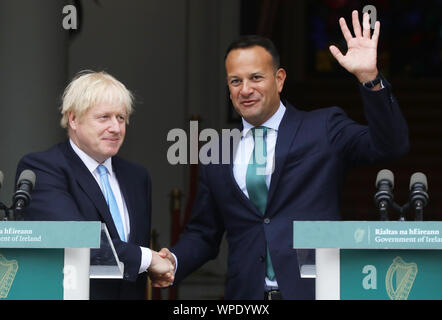 Dublin, Irland. 9 Sep, 2019. Boris Johnson in Dublin für Brexit spricht. L und R. Taoiseach und Fine Gael Chef Leo Varadkar schüttelt Hände mit dem britischen Premierminister Boris Johnson im Regierungsgebäude in Dublin. Sie sind sowohl über die nordirischen Grenze Problem und die Bexit Krise zu sprechen. Foto: Lea Farrell/RollingNews. ie Credit: RollingNews.ie/Alamy leben Nachrichten Stockfoto