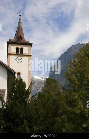 Grindelwald Kirche auf der Dorfstraße mit der Mättenberg und Wetterhorn jenseits, Berner Oberland, Schweiz Stockfoto