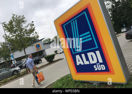 Dirnsmaning, Deutschland. 06 Sep, 2019. Shopping bei Aldi, Kunden Spaziergänge über den Parkplatz von ALDI SÜD zu speichern. ALDI Süd, Lebenswithtel Discounter, Zeichen, Logos, Firmenzeichen, speichern. Parken, | Verwendung der weltweiten Kredit: dpa/Alamy leben Nachrichten Stockfoto