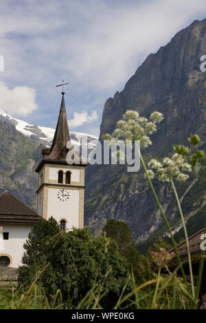 Grindelwald Kirche auf der Dorfstraße mit der Mättenberg und Wetterhorn jenseits, Berner Oberland, Schweiz Stockfoto