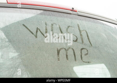 Die Worte schreiben, wasche mich auf dem sehr schmutzigen Oberfläche des Autos. Concept Car Wash. Stockfoto